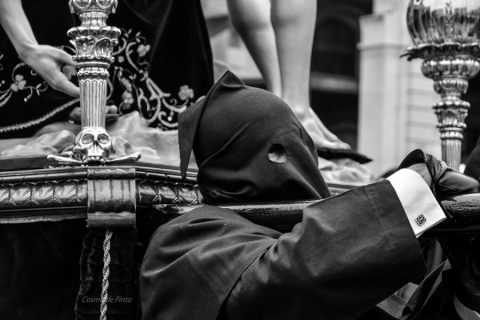 Teschi, cappucci e un nome terrificante: � la confraternita 